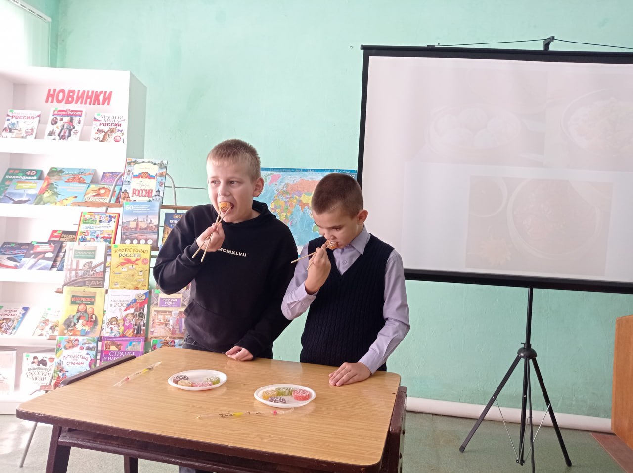 Познакомиться с достопримечательностями городов, накануне Международного дня городов, пришли в Детскую библиотеку обучающиеся 4-х классов Кировской многопрофильной гимназии Познакомиться с достопримечательностями городов, накануне Международного дня городов, пришли в Детскую библиотеку обучающиеся 4-х классов Кировской многопрофильной гимназии