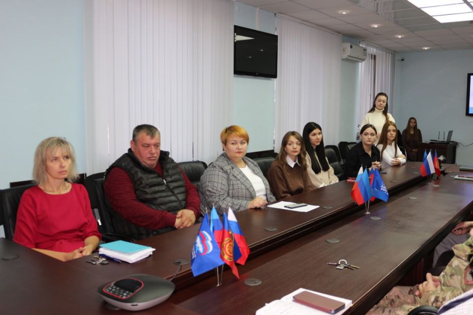 Антрацитовские единороссы провели круглый стол «Мои земляки – мои Герои» Антрацитовские единороссы провели круглый стол «Мои земляки – мои Герои»