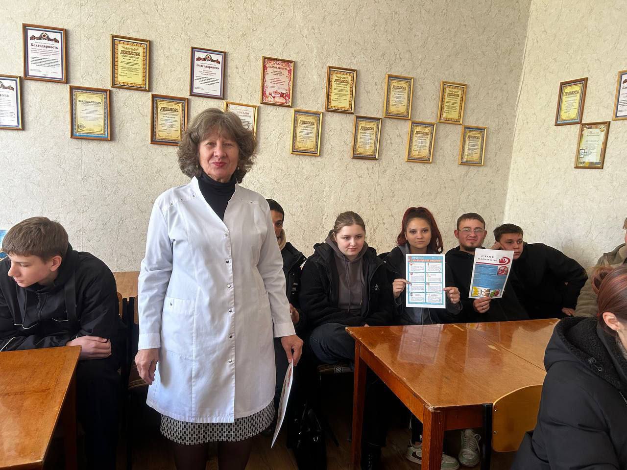 Специалист Славяносербской ЦРМБ провела профилактические беседы по здоровому образу жизни с учащимися Славяносербского техникума