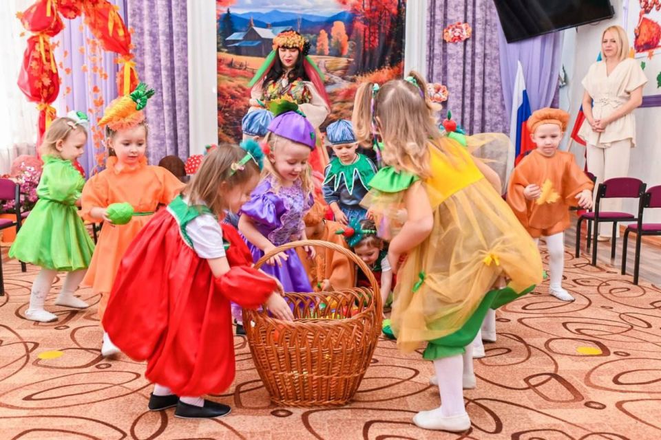 В Ровеньковском ясли-саду «Ладушки" прошел утренник, посвященный "Празднику Осени" В Ровеньковском ясли-саду «Ладушки" прошел утренник, посвященный "Празднику Осени"