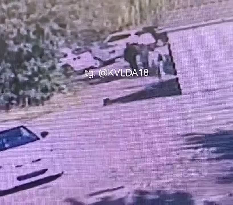 В сети появились кадры с камер видеонаблюдения, предположительно, с места взрыва в четверг на улице Черноморская в Луганске
