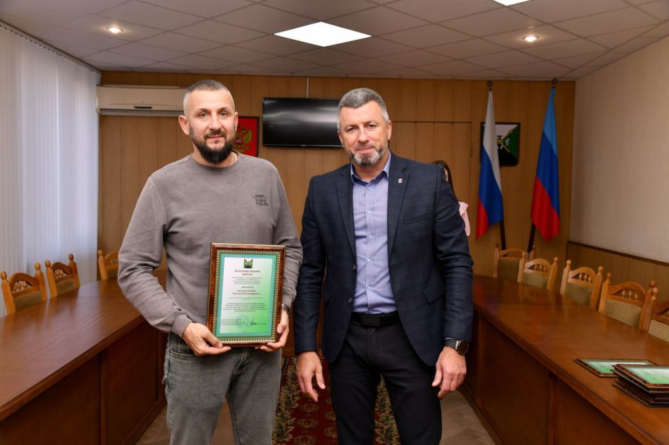 Андрей Сухачев: В преддверии профессионального праздника – Дня автомобилиста – поздравили работников автомобильной отрасли и вручили им благодарственные письма Андрей Сухачев: В преддверии профессионального праздника – Дня автомобилиста – поздравили работников автомобильной отрасли и вручили им благодарственные письма