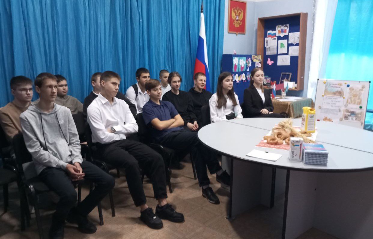 В Белокуракинском краеведческом музее прошла профориентационная лекция с элементами интерактива «Слава миру на Земле! Слава хлебу на столе!» для учащихся 10 класса БСШ № 1