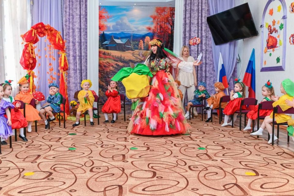 В Ровеньковском ясли-саду «Ладушки" прошел утренник, посвященный "Празднику Осени" В Ровеньковском ясли-саду «Ладушки" прошел утренник, посвященный "Празднику Осени"