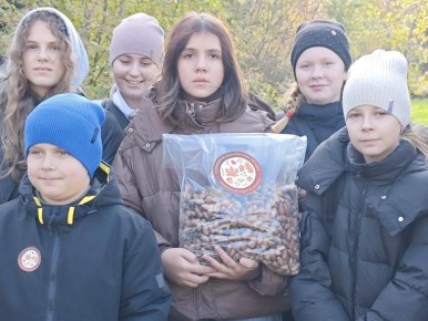 Школьники Луганска присоединились к акции по сбору семян