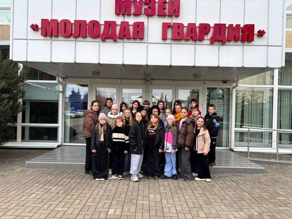 Преподаватели и учащиеся Перевальской ДШИ посетили музей "Молодая гвардия" Преподаватели и учащиеся Перевальской ДШИ посетили музей "Молодая гвардия"