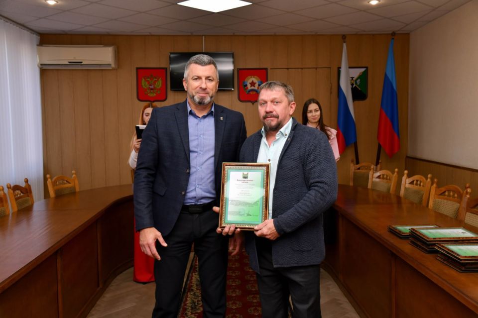 Андрей Сухачев: В преддверии профессионального праздника – Дня автомобилиста – поздравили работников автомобильной отрасли и вручили им благодарственные письма Андрей Сухачев: В преддверии профессионального праздника – Дня автомобилиста – поздравили работников автомобильной отрасли и вручили им благодарственные письма