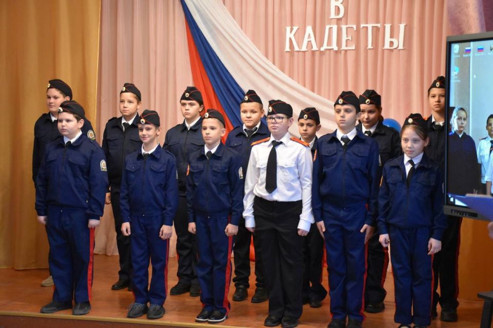 В Красном Луче школьники вступили в ряды кадетского братства Следственного комитета России В Красном Луче школьники вступили в ряды кадетского братства Следственного комитета России