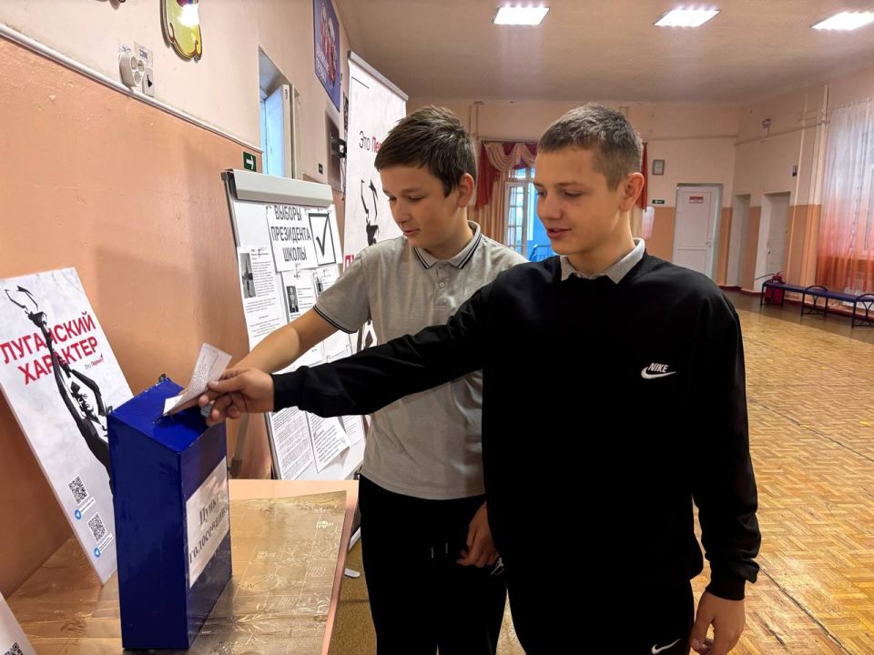 В Ровеньковской школе №12 состоялись выборы Президента! В Ровеньковской школе №12 состоялись выборы Президента!