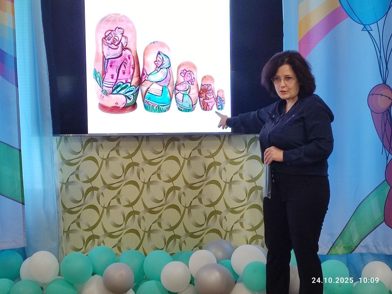 Знакомство с русской матрешкой: развивающее занятие в детском саду «Теремок» Знакомство с русской матрешкой: развивающее занятие в детском саду «Теремок»