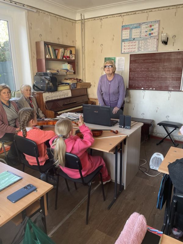23 октября преподаватель Кукушкина Л.И. провела открытый урок по предмету "Слушание музыки" с учащимися 3 класса на тему: "История возникновения струнных инструментов" 23 октября преподаватель Кукушкина Л.И. провела открытый урок по предмету "Слушание музыки" с учащимися 3 класса на тему: "История возникновения струнных инструментов"