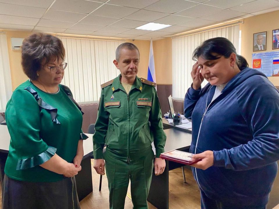 Марина Филиппова: Сегодня совместно с военным комиссаром Новоайдарского района Вячеславом Мадановым вручили «Ордена мужества» (посмертно) родственникам двух героев, отдавших свои жизни за нашу страну Марина Филиппова: Сегодня совместно с военным комиссаром Новоайдарского района Вячеславом Мадановым вручили «Ордена мужества» (посмертно) родственникам двух героев, отдавших свои жизни за нашу страну