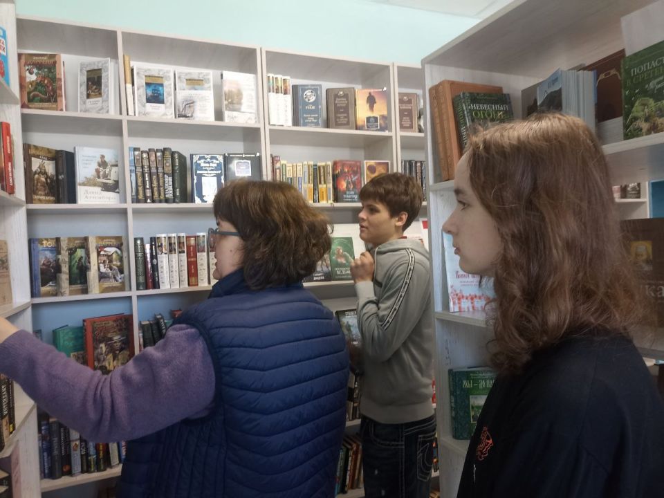 Сотрудники центральной библиотеки им. Г. Сковороды провели для старшеклассников Ровеньковской школы №2 им. А.В.Хоптенко экскурсию по современной модельной библиотеке Сотрудники центральной библиотеки им. Г. Сковороды провели для старшеклассников Ровеньковской школы №2 им. А.В.Хоптенко экскурсию по современной модельной библиотеке