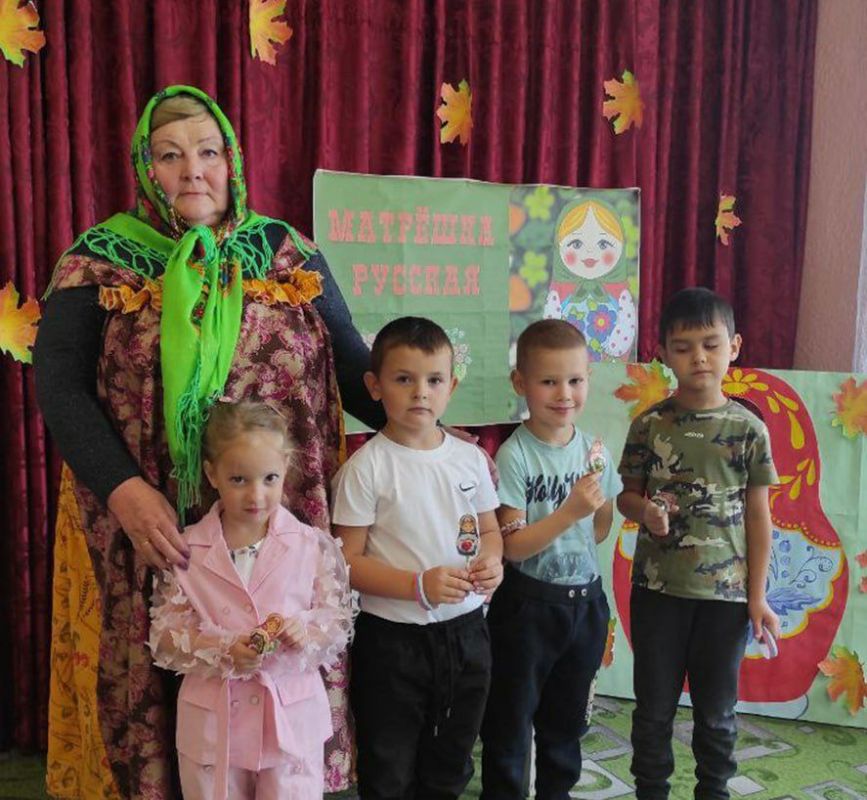 День русской матрёшки.. В рамках парт проекта «Культура малой Родины» активистка партии «Единая Россия», сотрудница Литвиновского СДК Светлана Капаций организовала для детей детского сада «Успех» игровую программу «В гости к... День русской матрёшки.. В рамках парт проекта «Культура малой Родины» активистка партии «Единая Россия», сотрудница Литвиновского СДК Светлана Капаций организовала для детей детского сада «Успех» игровую программу «В гости к...