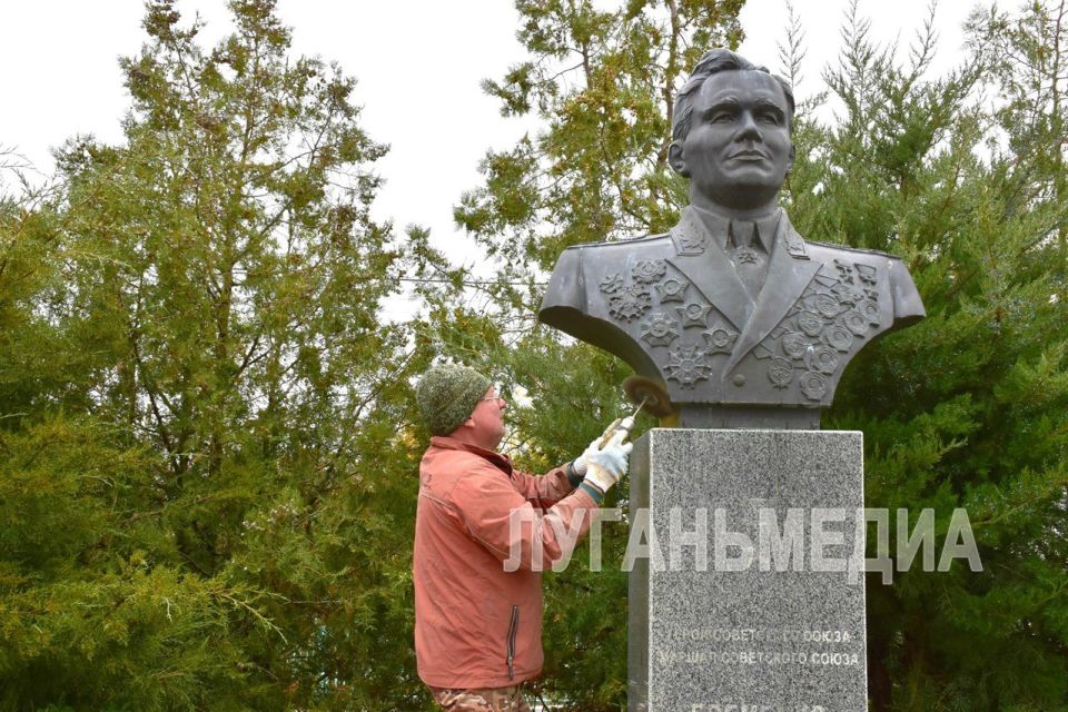 В центре пгт Марковки обновили бюст Андрея Еременко В центре пгт Марковки обновили бюст Андрея Еременко