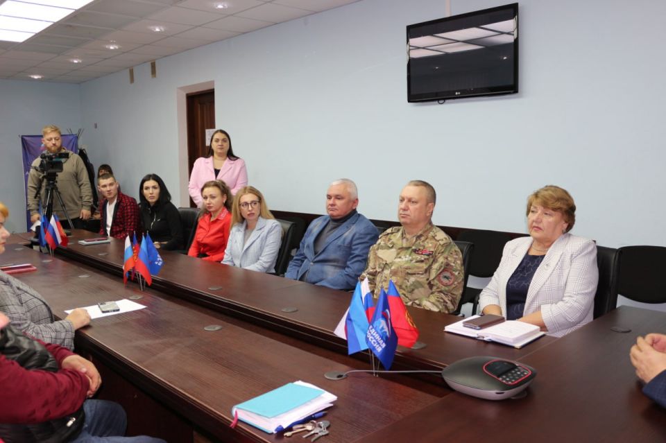 Антрацитовские единороссы провели круглый стол «Мои земляки – мои Герои» Антрацитовские единороссы провели круглый стол «Мои земляки – мои Герои»