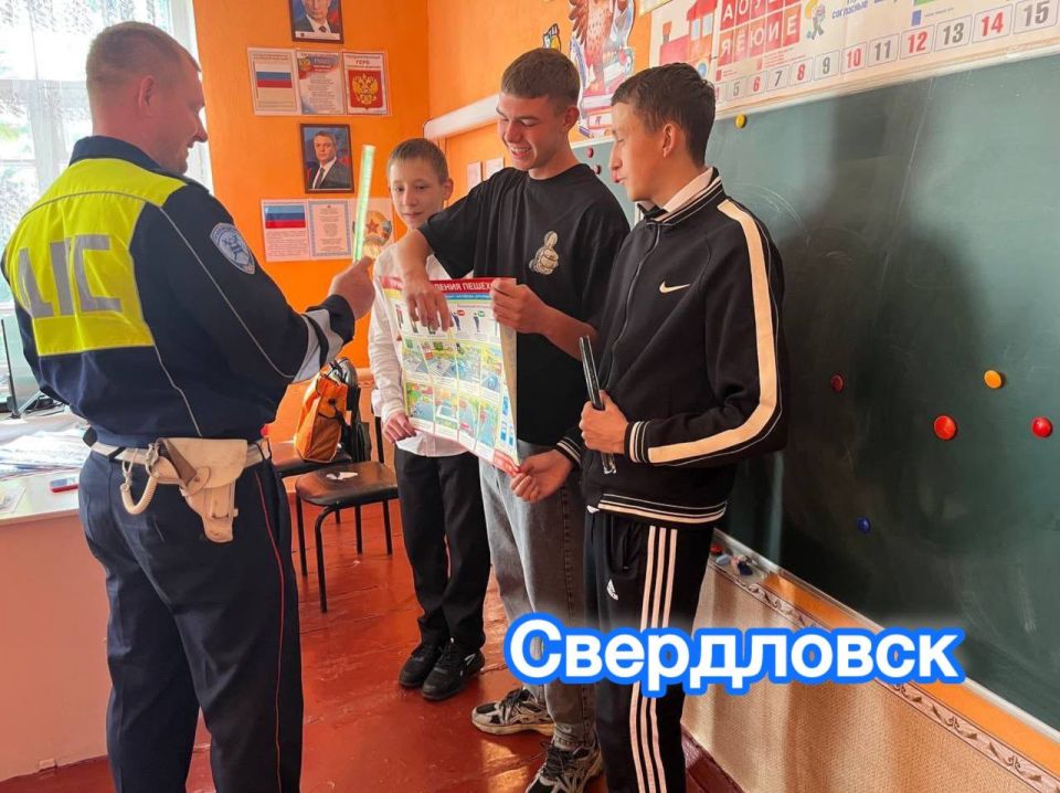 Сотрудники Госавтоинспекции ЛНР провели беседы об обязательном применении световозвращающих элементов детьми в ночное время суток Сотрудники Госавтоинспекции ЛНР провели беседы об обязательном применении световозвращающих элементов детьми в ночное время суток