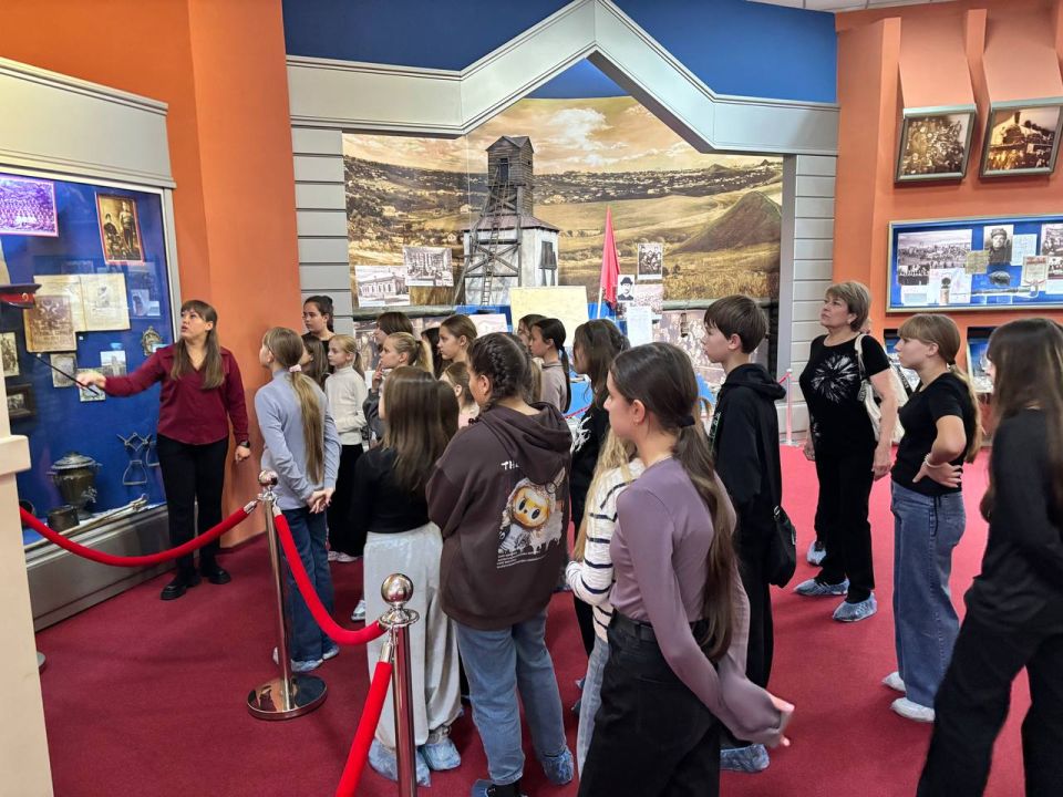 Преподаватели и учащиеся Перевальской ДШИ посетили музей "Молодая гвардия" Преподаватели и учащиеся Перевальской ДШИ посетили музей "Молодая гвардия"
