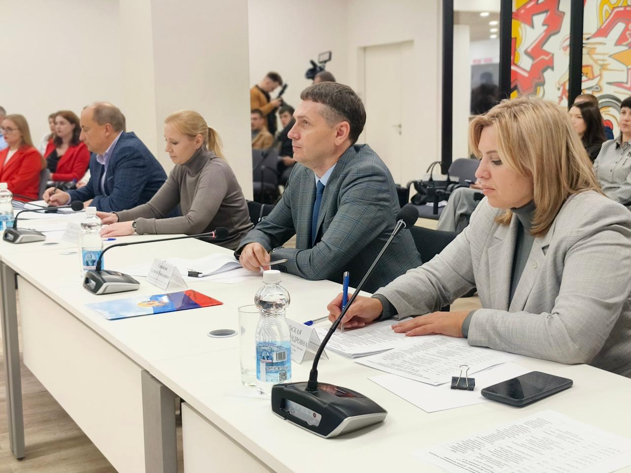 Финалисты третьего республиканского конкурса «Новая Республика — руками молодежи» представили свои работы на защите в Луганске Финалисты третьего республиканского конкурса «Новая Республика — руками молодежи» представили свои работы на защите в Луганске