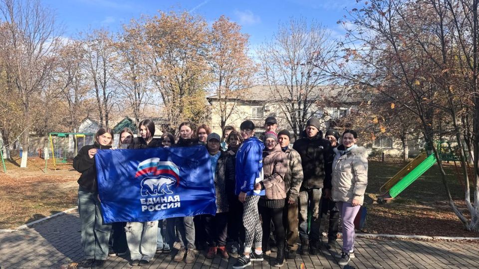 Сегодня в пгт Дзержинский прошел субботник, организованный сотрудниками отдела жизнеобеспечения пгт Дзержинский, активистами первичного отделения №22 г. Ровеньки всероссийской политической партии «Единая Россия» , с... Сегодня в пгт Дзержинский прошел субботник, организованный сотрудниками отдела жизнеобеспечения пгт Дзержинский, активистами первичного отделения №22 г. Ровеньки всероссийской политической партии «Единая Россия» , с...