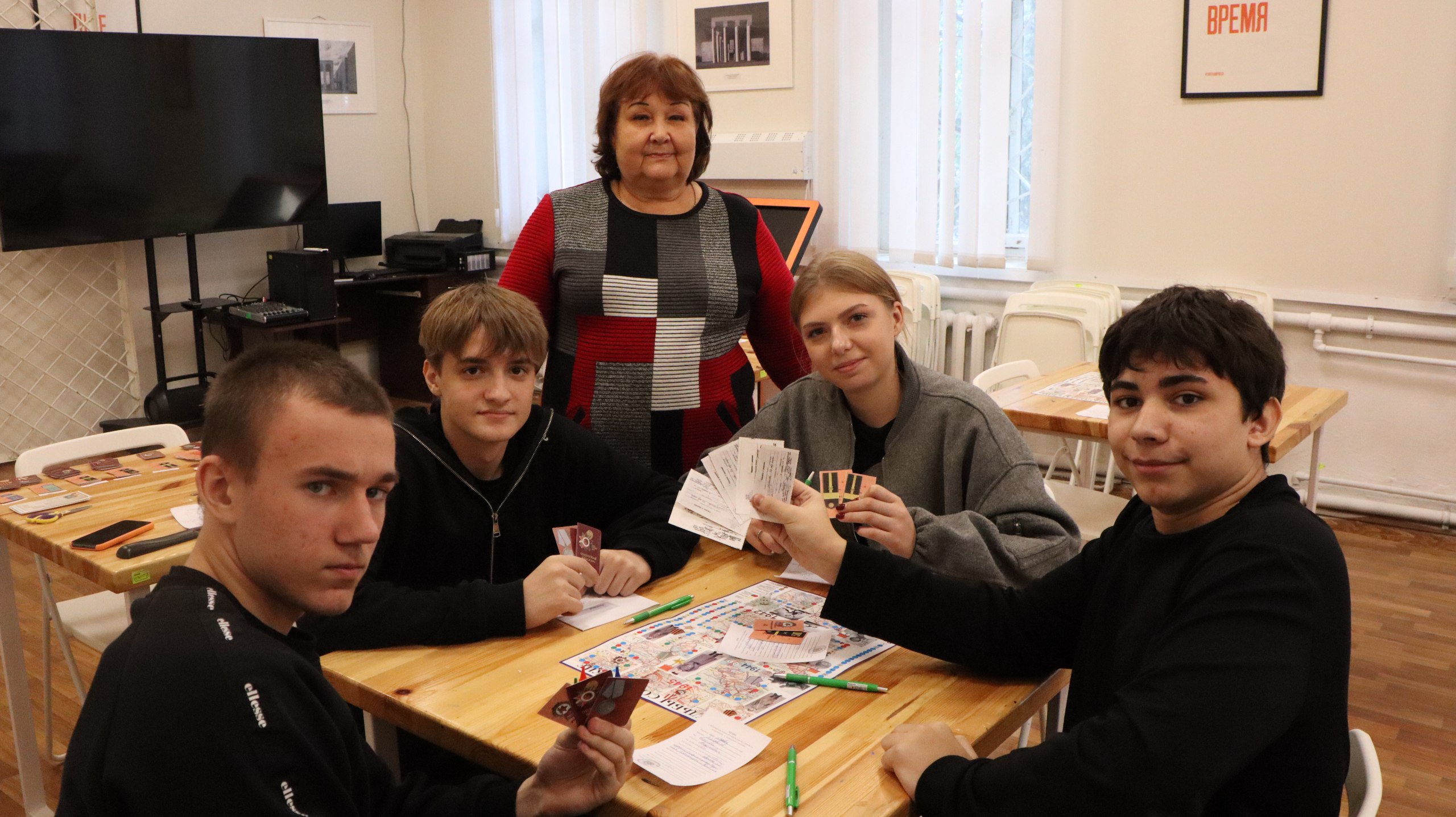 24 октября 2025 года в музее истории города Ровеньки была проведена ролевая образовательная игра «Судьбы солдатские», посвященная 80-й годовщине Победы в Великой Отечественной войне 24 октября 2025 года в музее истории города Ровеньки была проведена ролевая образовательная игра «Судьбы солдатские», посвященная 80-й годовщине Победы в Великой Отечественной войне