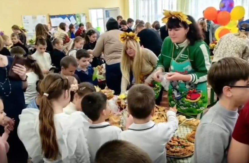 В школе города Счастье прошла ярмарка "Дары осени" В школе города Счастье прошла ярмарка "Дары осени"