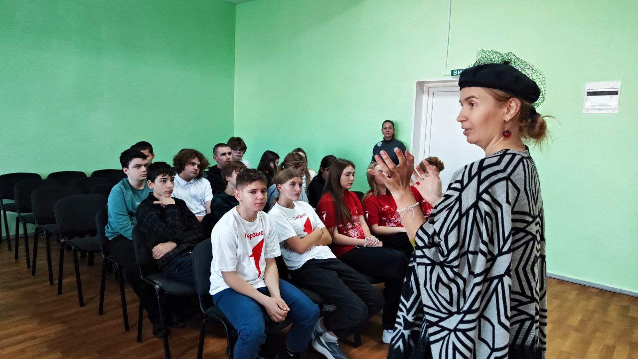Открываем мир искусства!. В рамках реализации воспитательной программы "Луганский характер" и "Движения Первых"  обучающиеся 9-А и 8-А класса  встретились с поэтом, членом Общественной палаты ЛНР, членом Союза писателей... Открываем мир искусства!. В рамках реализации воспитательной программы "Луганский характер" и "Движения Первых"  обучающиеся 9-А и 8-А класса  встретились с поэтом, членом Общественной палаты ЛНР, членом Союза писателей...