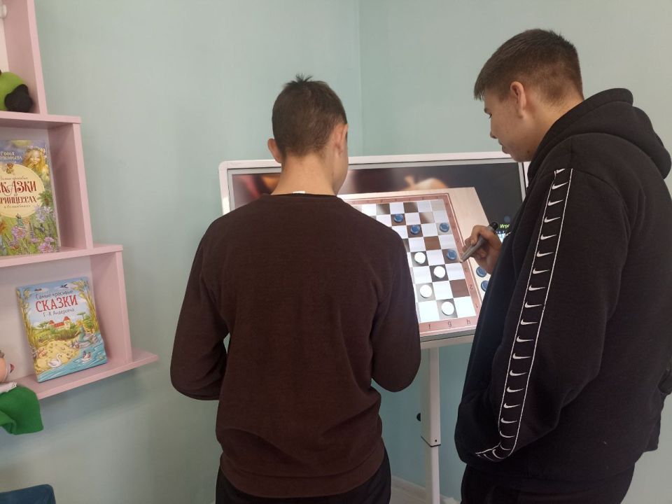 Сотрудники центральной библиотеки им. Г. Сковороды провели для старшеклассников Ровеньковской школы №2 им. А.В.Хоптенко экскурсию по современной модельной библиотеке Сотрудники центральной библиотеки им. Г. Сковороды провели для старшеклассников Ровеньковской школы №2 им. А.В.Хоптенко экскурсию по современной модельной библиотеке