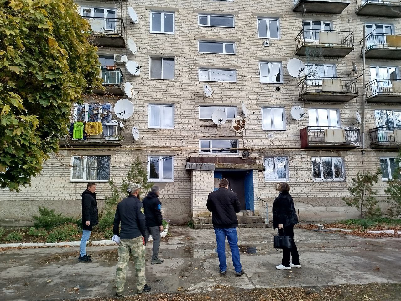 Вячеслав Третьяков: Мой помощник Владимир Запорожец, а также представитель УКС Астраханской области Алексей Алешин, начальник управления ЖКХ, архитектуры и градостроительства Администрации Кременского МО Ирина Китайгора и зам Вячеслав Третьяков: Мой помощник Владимир Запорожец, а также представитель УКС Астраханской области Алексей Алешин, начальник управления ЖКХ, архитектуры и градостроительства Администрации Кременского МО Ирина Китайгора и зам