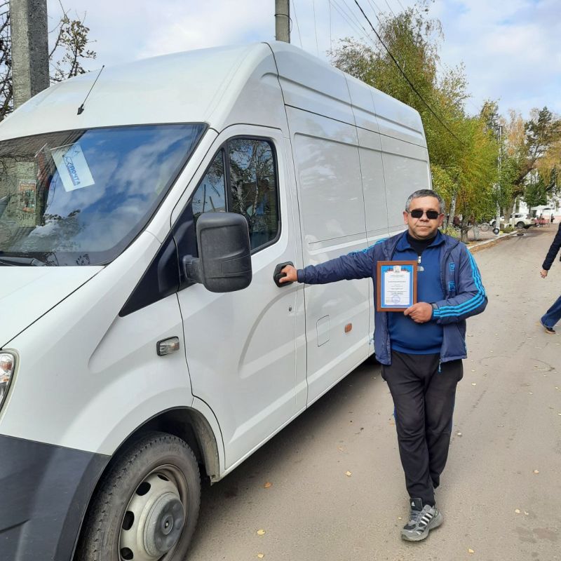 В преддверии Дня автомобилиста начальник ЦПС №5 Старобельск, Островская Светлана Владимировна вручила Благодарность водителю за добросовестный труд, ответственность и профессионализм! В преддверии Дня автомобилиста начальник ЦПС №5 Старобельск, Островская Светлана Владимировна вручила Благодарность водителю за добросовестный труд, ответственность и профессионализм!