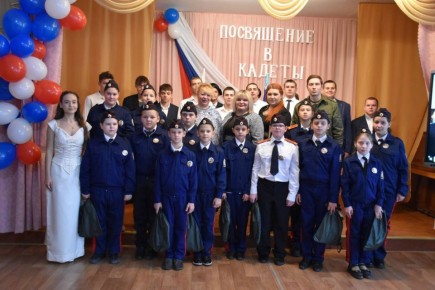 В Красном Луче школьники вступили в ряды кадетского братства Следственного комитета России