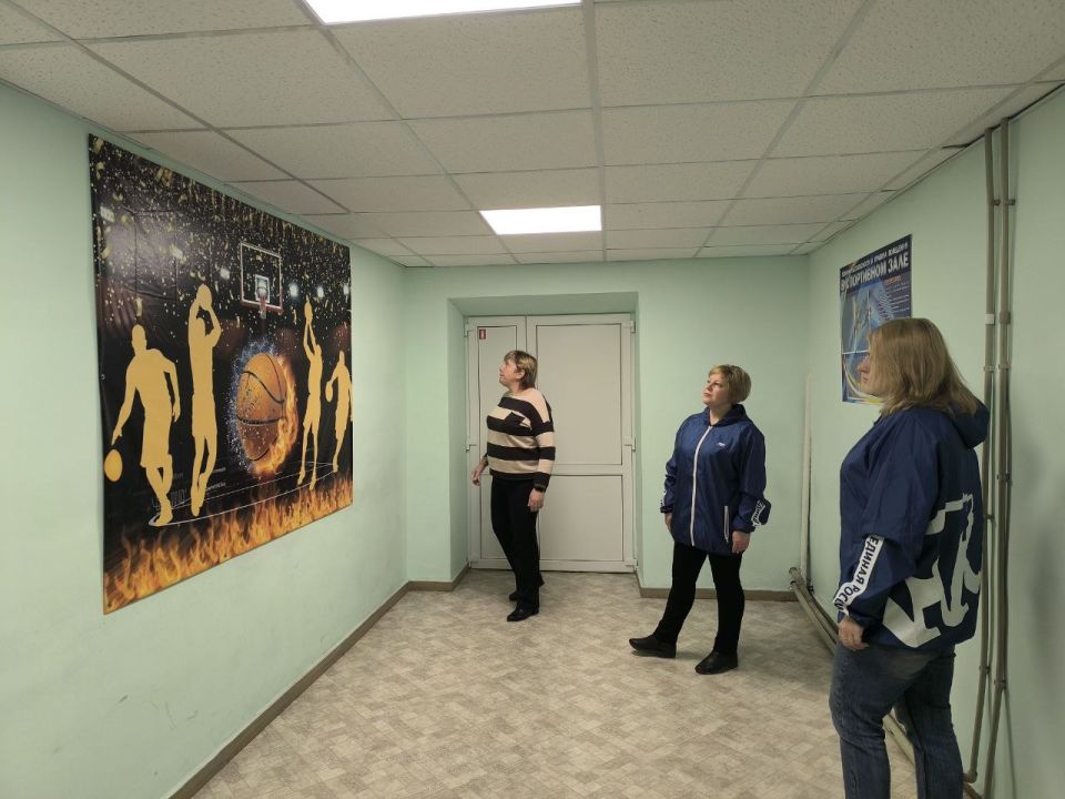Активисты «Единой России» проинспектировали отремонтированную по народной программе Лисичанскую школу №27 Активисты «Единой России» проинспектировали отремонтированную по народной программе Лисичанскую школу №27