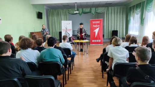 Открываем мир искусства!. В рамках реализации воспитательной программы "Луганский характер" и "Движения Первых"  обучающиеся 9-А и 8-А класса  встретились с поэтом, членом Общественной палаты ЛНР, членом Союза писателей...