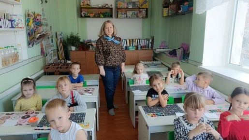 Раннее начало подготовки ребенка к выбору будущей профессии заключается не в навязывании ему того, кем он должен стать, а в том, чтобы познакомить ребенка с различными видами труда, чтобы облегчить ему самостоятельный выбор...