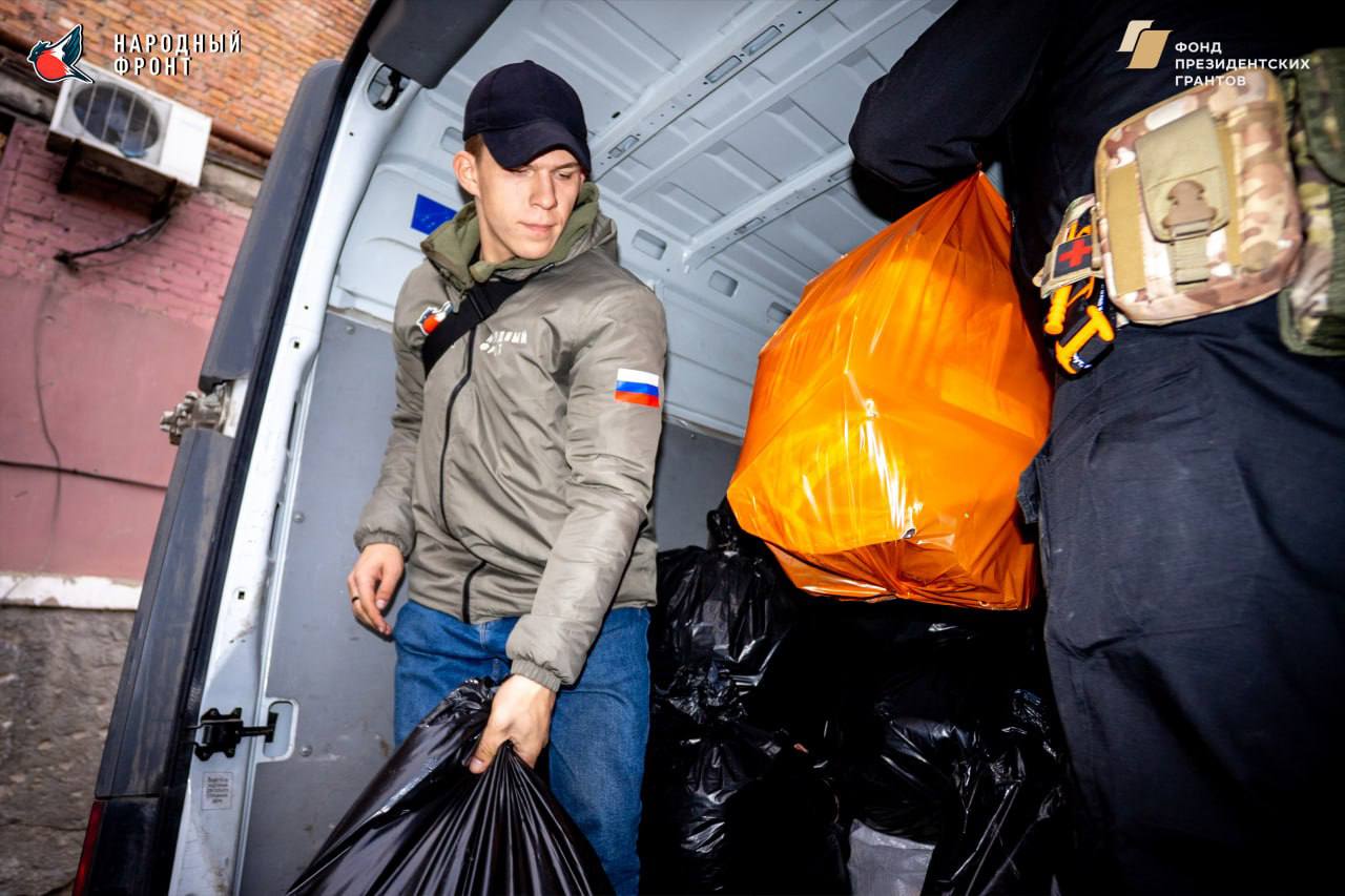 Молодежка Народного фронта ЛНР помогает пострадавшим от пожара на ул. Шевченко в Луганске Молодежка Народного фронта ЛНР помогает пострадавшим от пожара на ул. Шевченко в Луганске