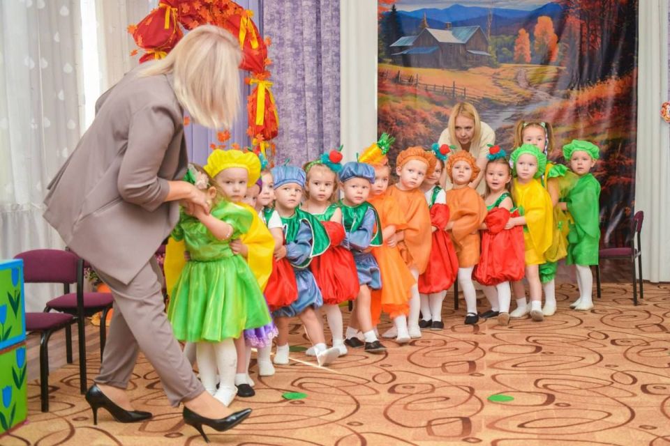 В Ровеньковском ясли-саду «Ладушки" прошел утренник, посвященный "Празднику Осени" В Ровеньковском ясли-саду «Ладушки" прошел утренник, посвященный "Празднику Осени"