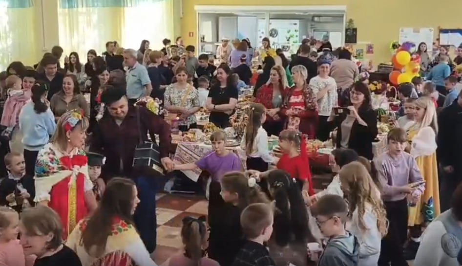 В школе города Счастье прошла ярмарка "Дары осени" В школе города Счастье прошла ярмарка "Дары осени"