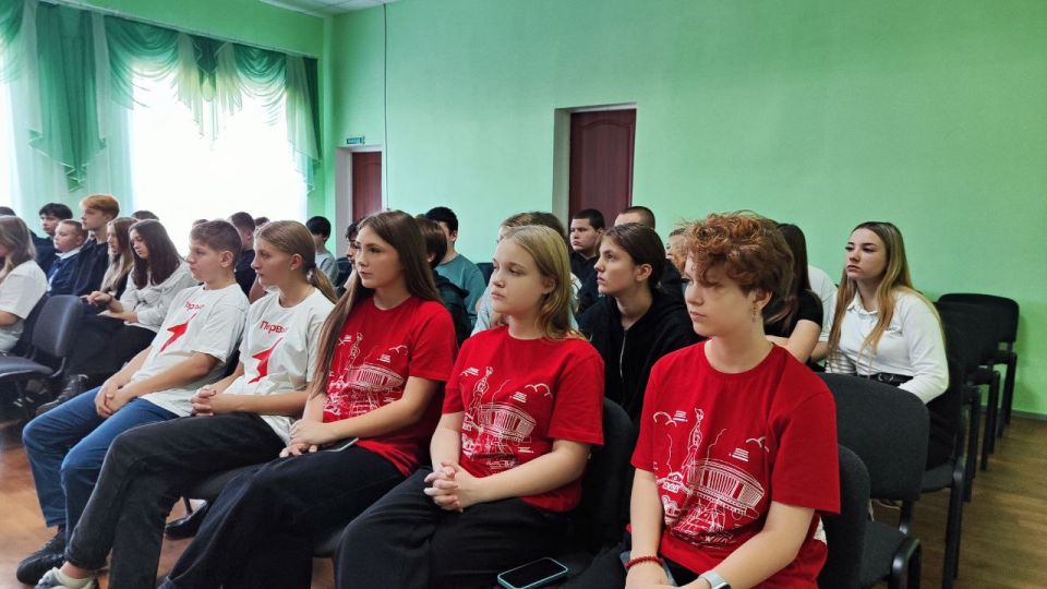 Открываем мир искусства!. В рамках реализации воспитательной программы "Луганский характер" и "Движения Первых" обучающиеся 9-А и 8-А класса встретились с поэтом, членом Общественной палаты ЛНР, членом Союза писателей... Открываем мир искусства!. В рамках реализации воспитательной программы "Луганский характер" и "Движения Первых" обучающиеся 9-А и 8-А класса встретились с поэтом, членом Общественной палаты ЛНР, членом Союза писателей...