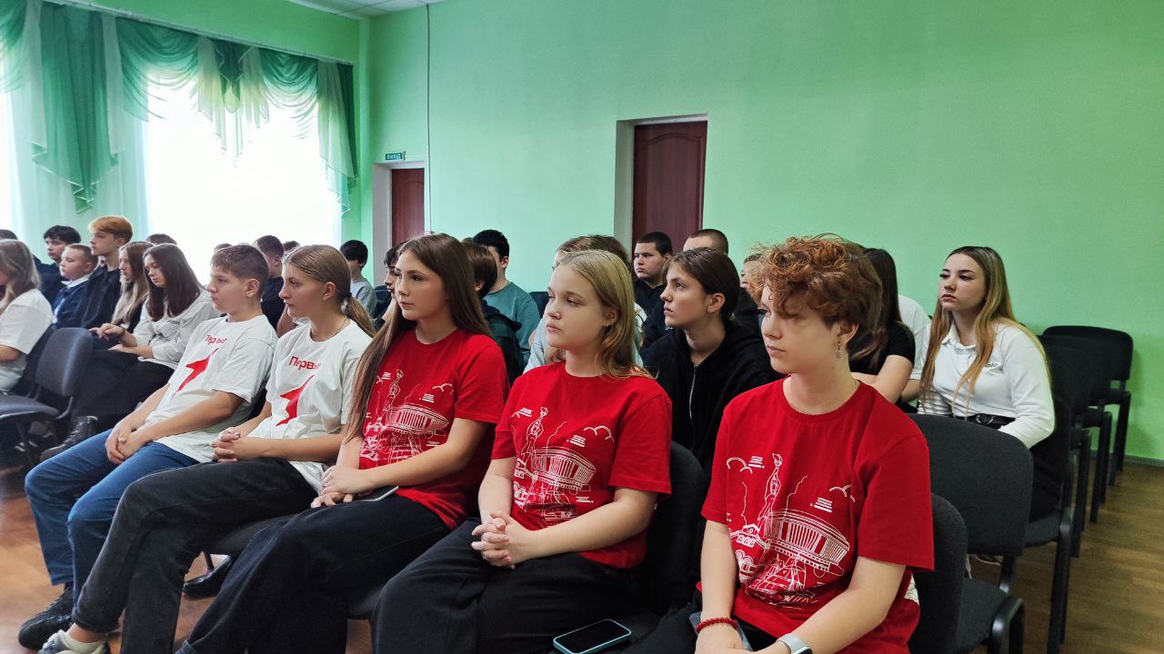Открываем мир искусства!. В рамках реализации воспитательной программы "Луганский характер" и "Движения Первых"  обучающиеся 9-А и 8-А класса  встретились с поэтом, членом Общественной палаты ЛНР, членом Союза писателей... Открываем мир искусства!. В рамках реализации воспитательной программы "Луганский характер" и "Движения Первых"  обучающиеся 9-А и 8-А класса  встретились с поэтом, членом Общественной палаты ЛНР, членом Союза писателей...