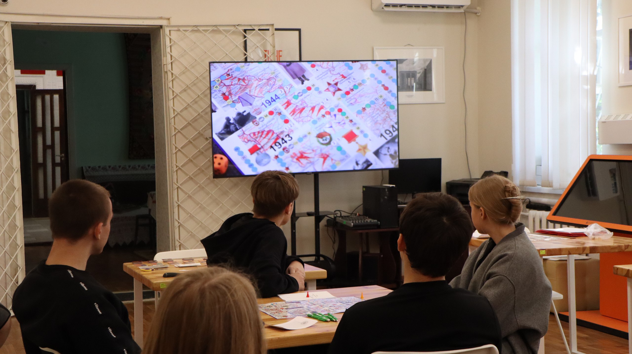 24 октября 2025 года в музее истории города Ровеньки была проведена ролевая образовательная игра «Судьбы солдатские», посвященная 80-й годовщине Победы в Великой Отечественной войне 24 октября 2025 года в музее истории города Ровеньки была проведена ролевая образовательная игра «Судьбы солдатские», посвященная 80-й годовщине Победы в Великой Отечественной войне