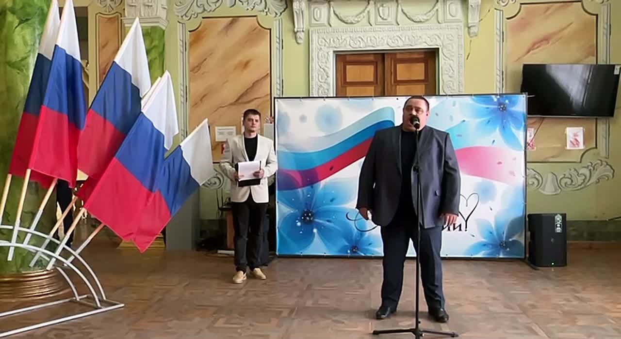 Андрей Рубанцов: Сегодня посетил Дом культуры им. Горького в пгт Ясеновский и поздравил жителей посёлка с окончанием ремонтных работ кровли Дома культуры