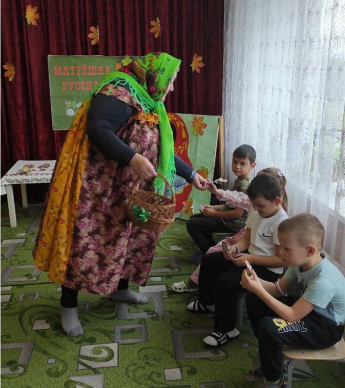 День русской матрёшки.. В рамках парт проекта «Культура малой Родины» активистка партии «Единая Россия», сотрудница Литвиновского СДК Светлана Капаций организовала для детей детского сада «Успех» игровую программу «В гости к... День русской матрёшки.. В рамках парт проекта «Культура малой Родины» активистка партии «Единая Россия», сотрудница Литвиновского СДК Светлана Капаций организовала для детей детского сада «Успех» игровую программу «В гости к...