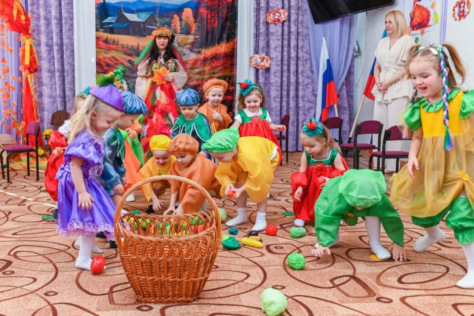 В Ровеньковском ясли-саду «Ладушки" прошел утренник, посвященный "Празднику Осени" В Ровеньковском ясли-саду «Ладушки" прошел утренник, посвященный "Празднику Осени"