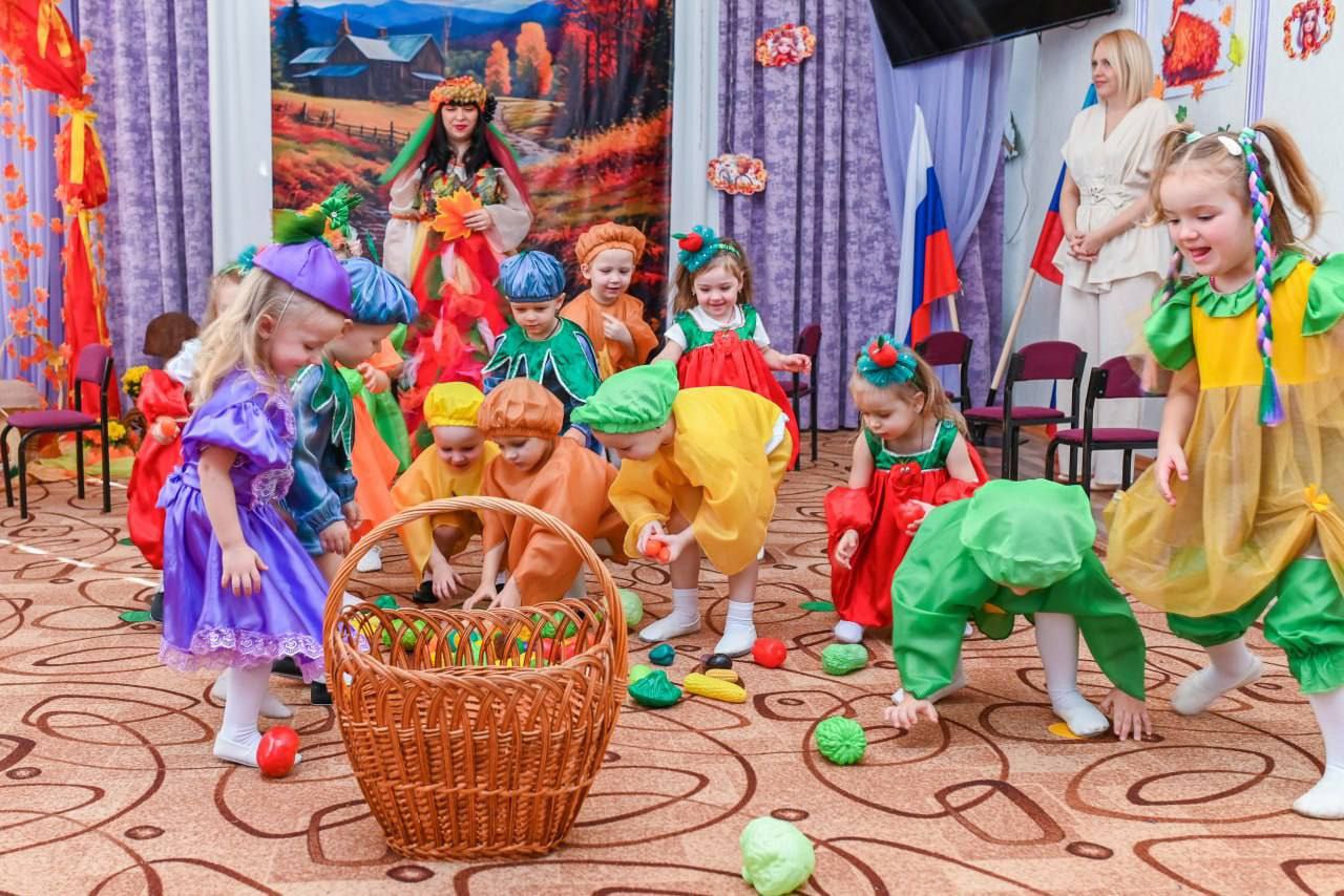 В Ровеньковском ясли-саду «Ладушки" прошел утренник, посвященный "Празднику Осени" В Ровеньковском ясли-саду «Ладушки" прошел утренник, посвященный "Празднику Осени"