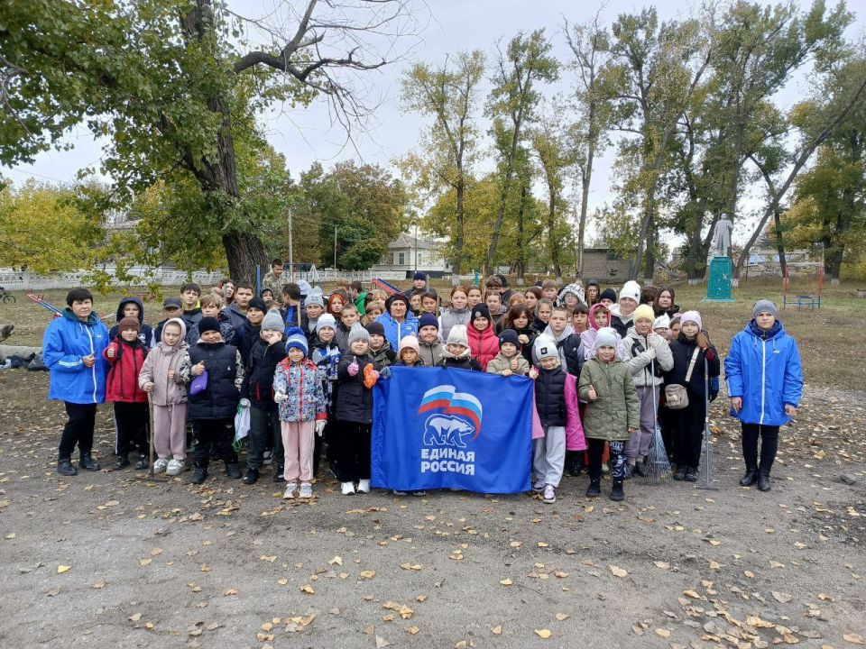 Сегодня сотрудники отдела жизнеобеспечения пгт Новодарьевка, совместно с активистами ПО № 11 ВПП «Единая Россия» и учащимися Новодарьевской школы им. В.Д. Луганского приняли участие в субботнике по благоустройству... Сегодня сотрудники отдела жизнеобеспечения пгт Новодарьевка, совместно с активистами ПО № 11 ВПП «Единая Россия» и учащимися Новодарьевской школы им. В.Д. Луганского приняли участие в субботнике по благоустройству...