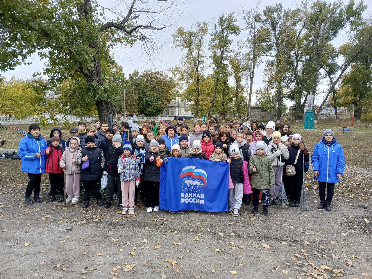 Сегодня сотрудники отдела жизнеобеспечения пгт Новодарьевка, совместно с активистами ПО № 11 ВПП «Единая Россия» и учащимися Новодарьевской школы им. В.Д. Луганского приняли участие в субботнике по благоустройству... Сегодня сотрудники отдела жизнеобеспечения пгт Новодарьевка, совместно с активистами ПО № 11 ВПП «Единая Россия» и учащимися Новодарьевской школы им. В.Д. Луганского приняли участие в субботнике по благоустройству...