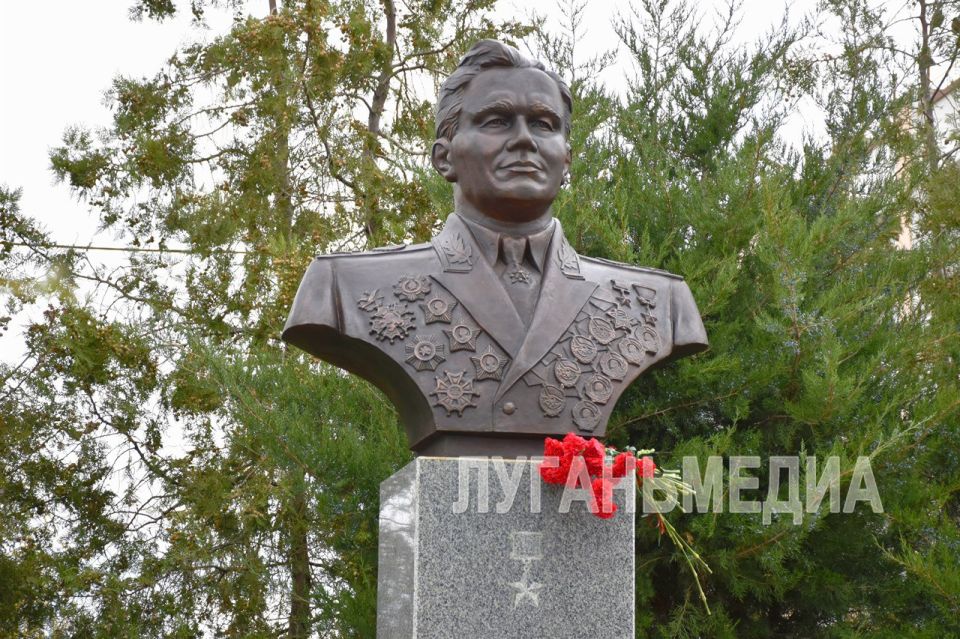 В центре пгт Марковки обновили бюст Андрея Еременко В центре пгт Марковки обновили бюст Андрея Еременко
