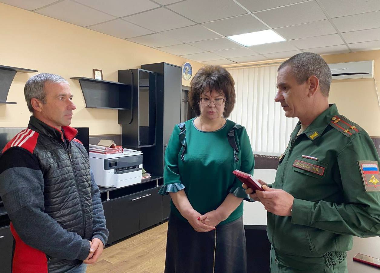 Марина Филиппова: Сегодня совместно с военным комиссаром Новоайдарского района Вячеславом Мадановым вручили «Ордена мужества» (посмертно) родственникам двух героев, отдавших свои жизни за нашу страну