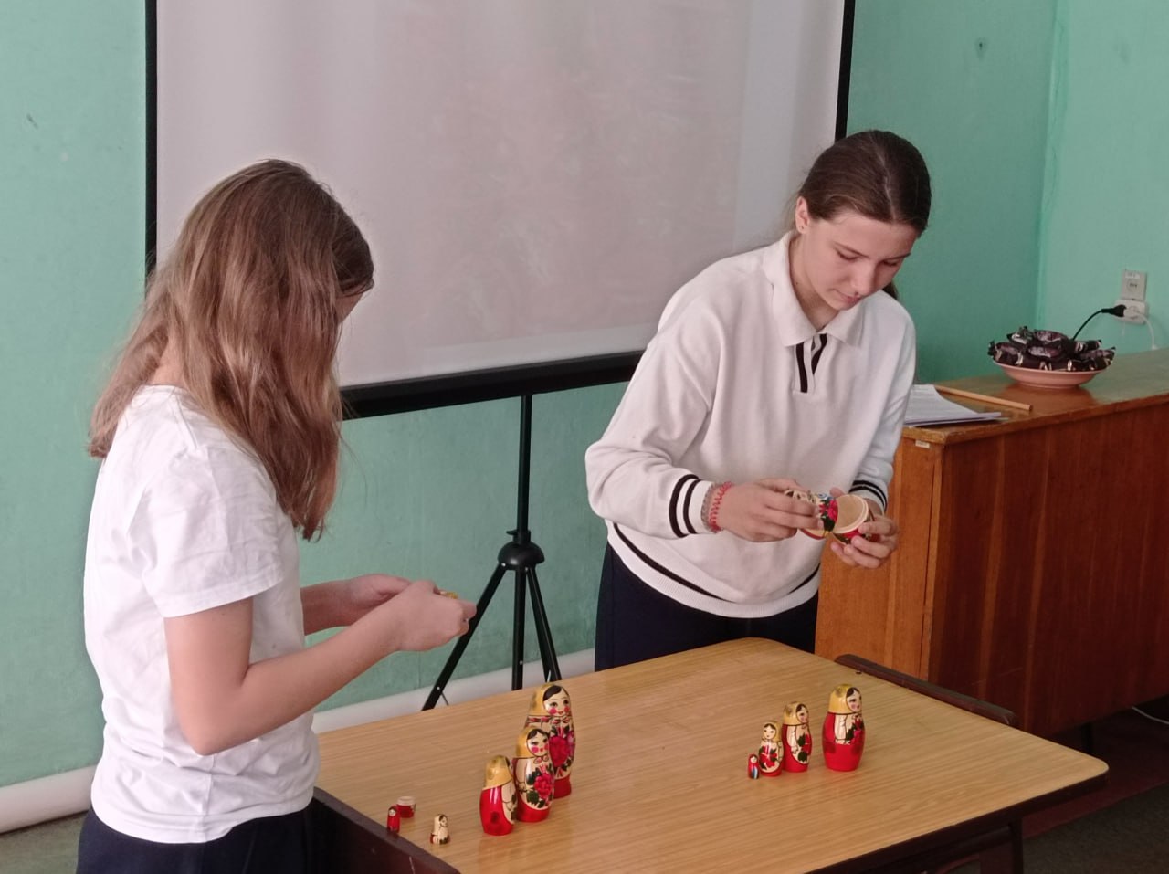 Познакомиться с достопримечательностями городов, накануне Международного дня городов, пришли в Детскую библиотеку обучающиеся 4-х классов Кировской многопрофильной гимназии Познакомиться с достопримечательностями городов, накануне Международного дня городов, пришли в Детскую библиотеку обучающиеся 4-х классов Кировской многопрофильной гимназии