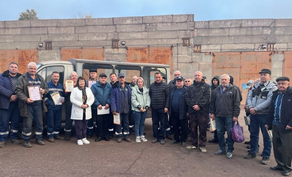 Накануне Дня работника автомобильного и городского пассажирского транспорта сотрудников ООО «ЮГМК» чествовали депутаты Совета городского округа город Алчевск Накануне Дня работника автомобильного и городского пассажирского транспорта сотрудников ООО «ЮГМК» чествовали депутаты Совета городского округа город Алчевск